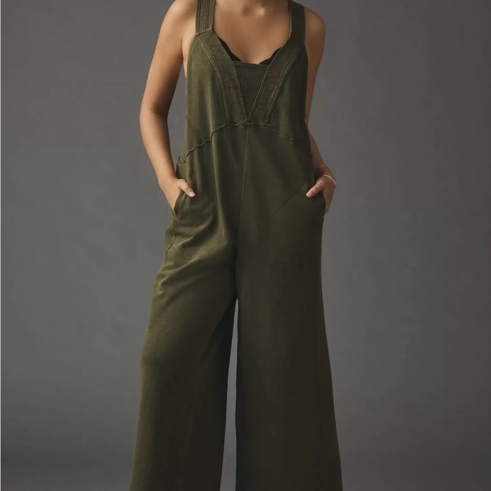 Green V-Neck Wide-Leg Jumpsuit with Relaxed Fit